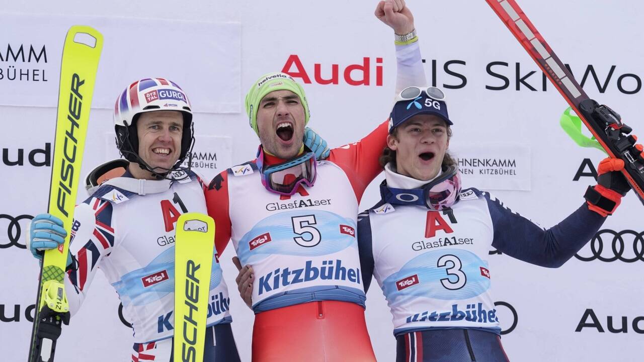 Daniel Yule (Bildmitte) gewann vor Dave Ryding (GBR/links) und Lucas Braathen aus Norwegen (rechts). 