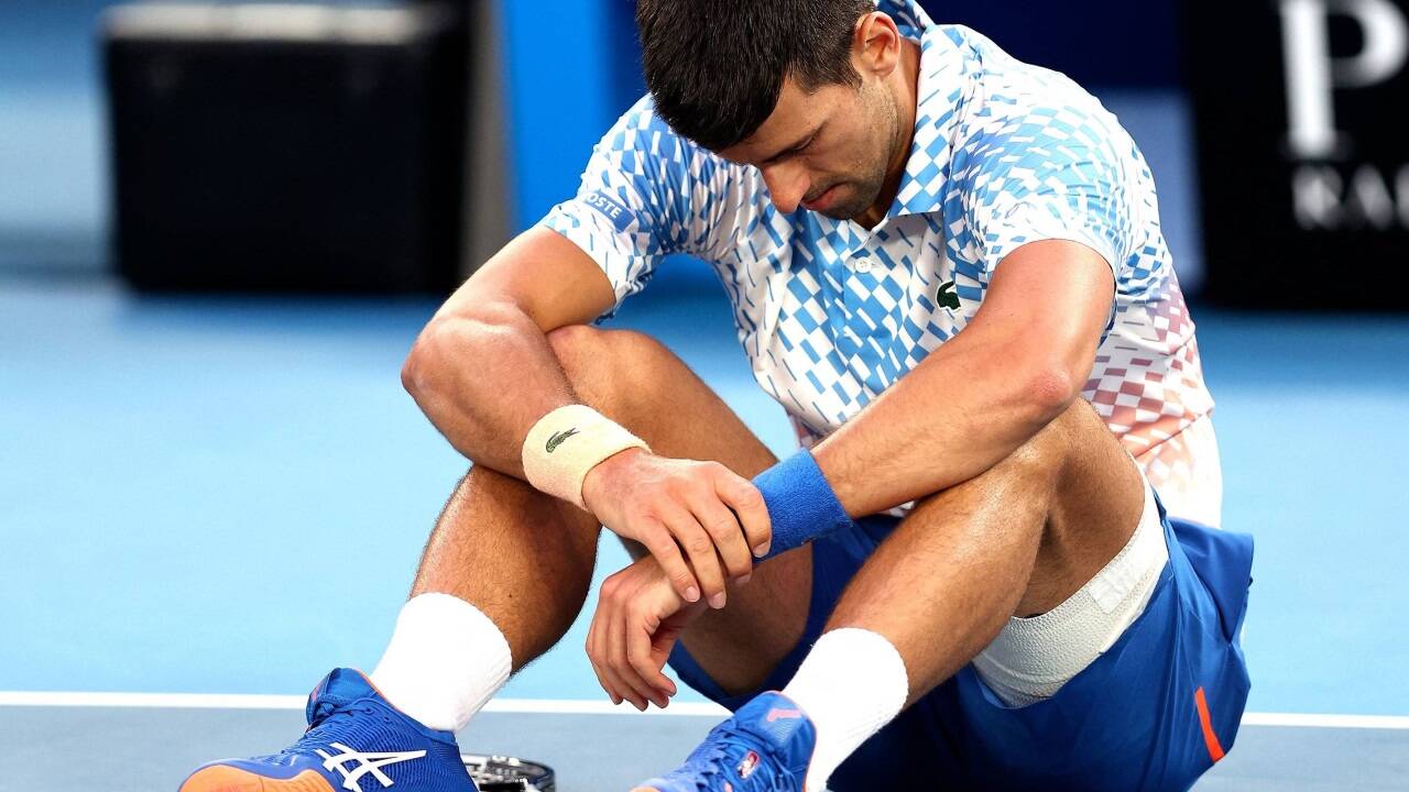 Novak Djoković mit Schmerzen am Boden – und wenig später wieder im Sprint. 