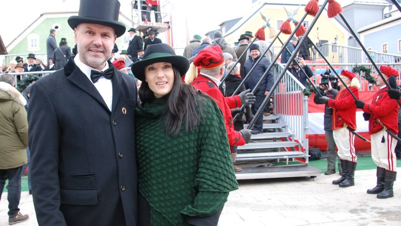 In Tamsweg stand am Sonntag alles im Zeichen des neuen Kommissärs Christian Bernhofer, im Bild mit seiner Frau Magdalena.  