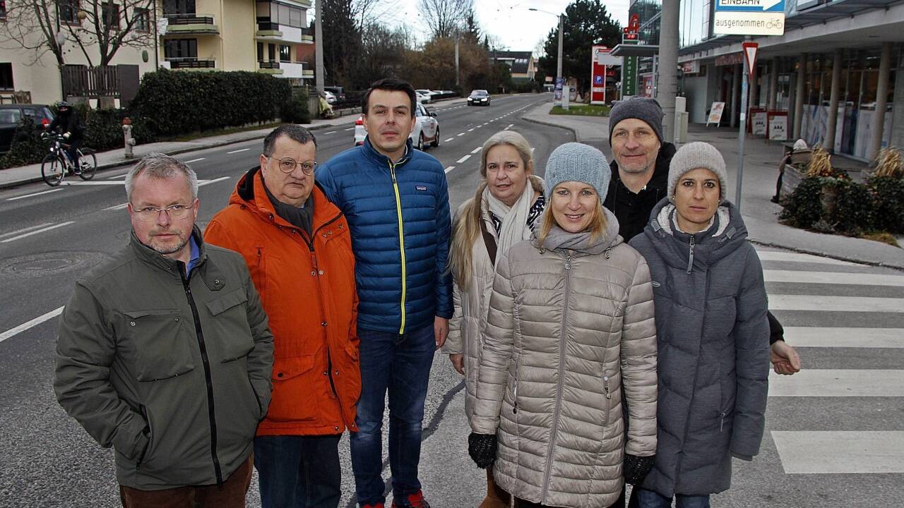 Lokalaugenschein an der Berchtesgadener Straße: Thomas Manhart, Herwig Palfinger, Armin MusijaUrsula Gasteiger, Myriam Burtscher, Markus Hauser, Marianne Riehle. 