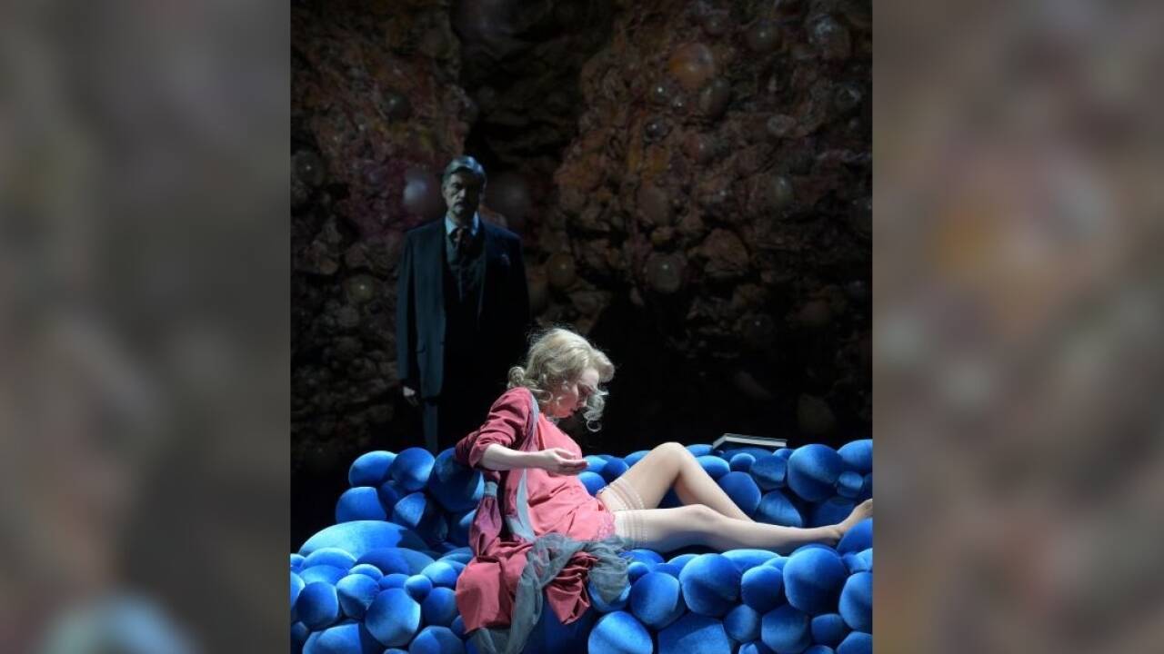 Bianca Andrew als Aurelia, Alfred Reiter als Dr. Muthesius  