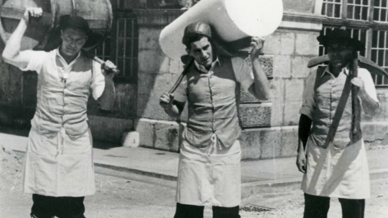 Historische Salzträger in der Salinenstadt Hallein. Das Motiv stammt aus dem Jahr 1930.  