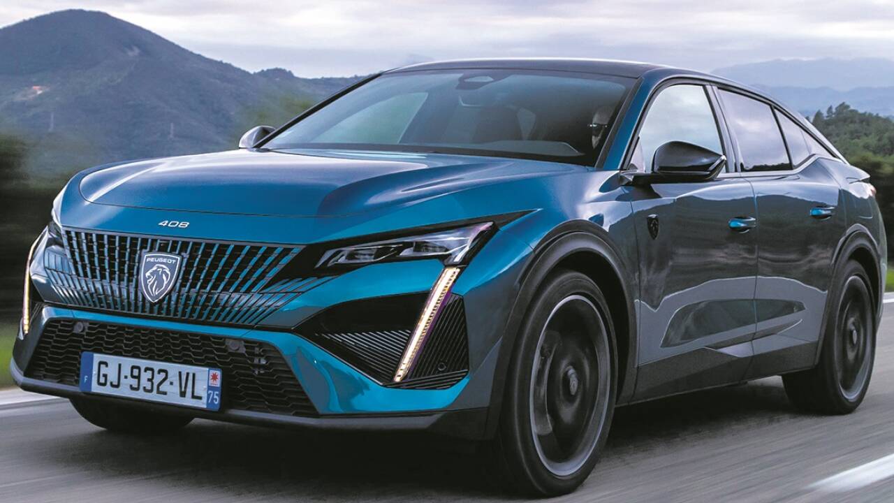 Der Peugeot 408 fällt gerne auf. Die Front ist ganz klar seine Schokoladenseite.  Der Peugeot 408 fällt gerne auf. Die Front ist ganz klar seine Schokoladenseite.