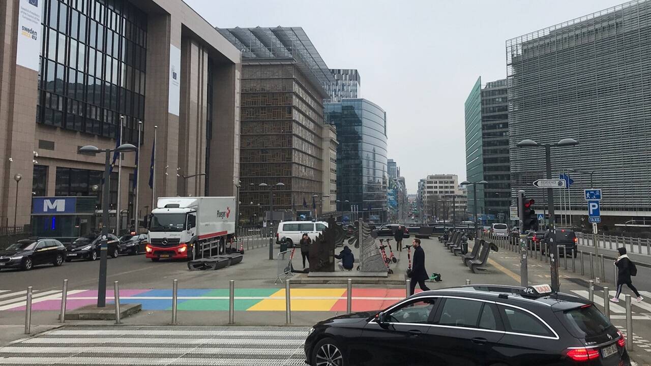 Grau in grau präsentiert sich Brüssel, bunt ist nur der Zebrastreifen.  Grau in grau präsentiert sich Brüssel, bunt ist nur der Zebrastreifen.