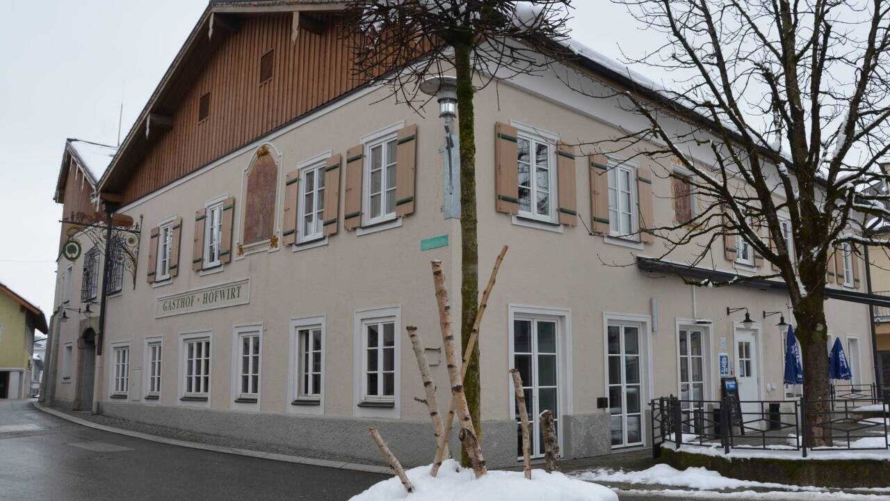 Der Hofwirt prägt das Ortsbild im Zentrum von Seekirchen. Der Pächter begründet das Aus mit Personalmangel. 