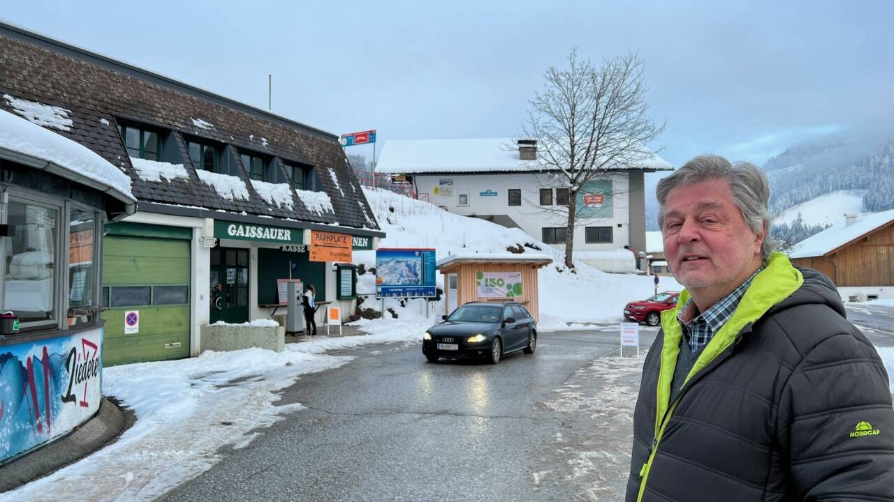 Bürgermeister Andreas Ploner beim Kassengebäude in Krispl-Gaißau. 