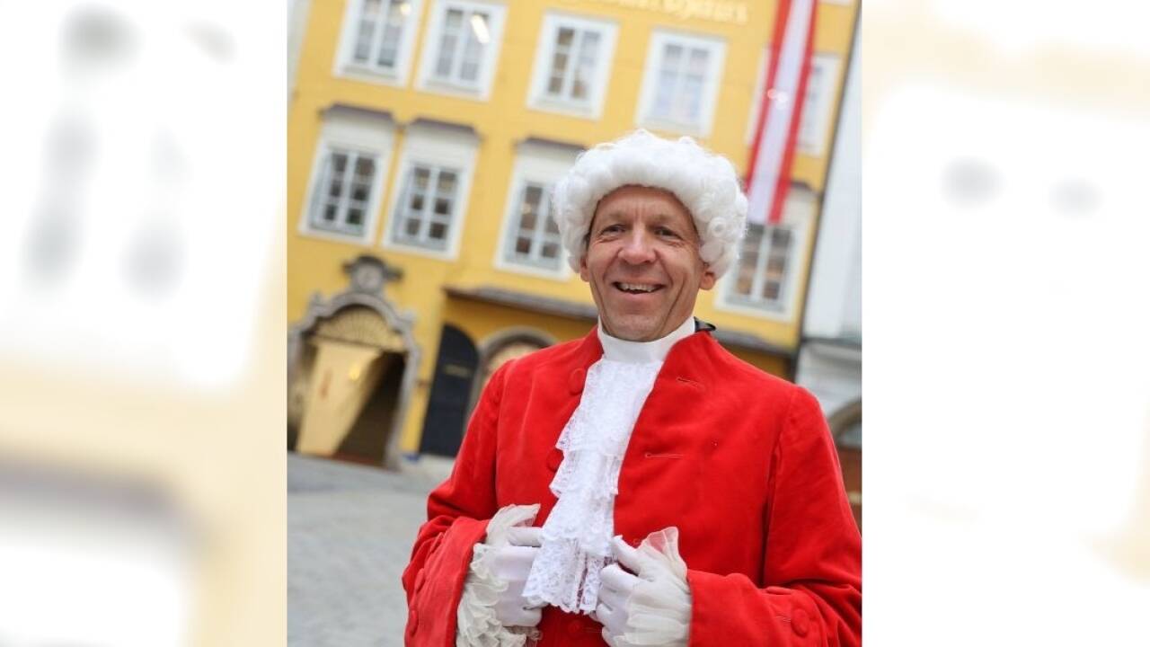 Unter dem cochenilleroten Gehrock und dem Hemd mit Spitzenvolant steckt Pierre Monthaye (54).  Unter dem cochenilleroten Gehrock und dem Hemd mit Spitzenvolant steckt Pierre Monthaye (54).