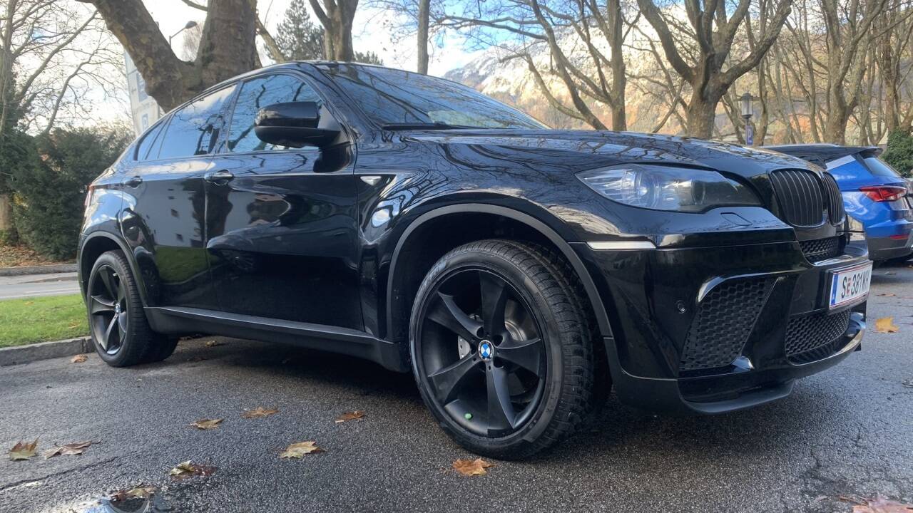 Das Auto des verschwundenen Mannes: Laut den Metadaten dieses Fotos entstand die Aufnahme am Sonntag, 20. November 2022, um 13.05 Uhr. Es wurde mit einem iPhone XS Max gemacht. Der Aufnahmeort ist Bad Reichenhall, in der linken Bildhälfte ist das Hinweisschild für die Zufahrt zum Parkplatz der Rupertustherme zu erkennen. 