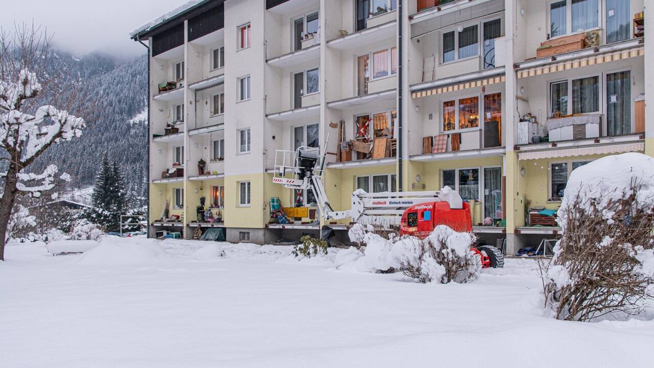 Bei diesem Haus im Gasteiner Ortsteil Badbruck stürzte die 81-Jährige am Montag vom Balkon im zweiten Stock. Bei diesem Haus im Gasteiner Ortsteil Badbruck stürzte die 81-Jährige am Montag vom Balkon im zweiten Stock.