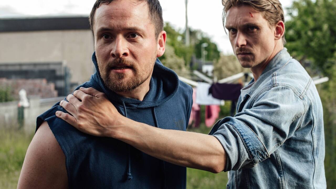 Der Verdächtige Bastian Barthel (l., Lorris Andre Blazejewski) wird von Kommissar Adam Schürk (Daniel Sträßer) vorläufig festgenommen. 