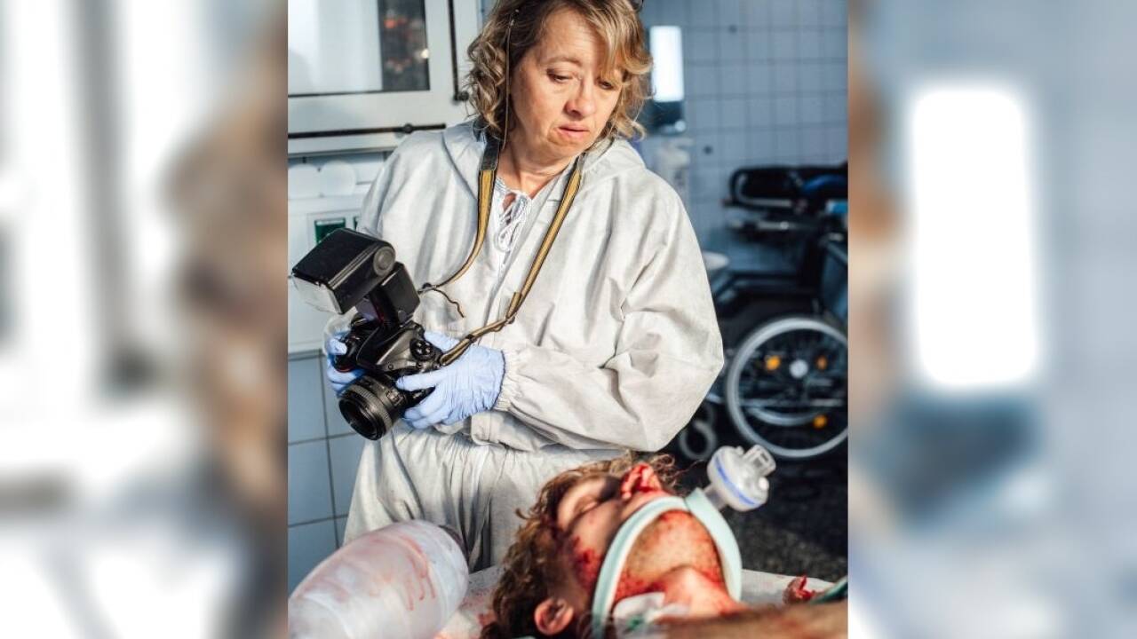 Gerichtsmedizinerin Henny Wenzel (Anna Böttcher) untersucht den Leichnam jenes Mannes, der nach dem „Ackermatch“ gestorben ist. 