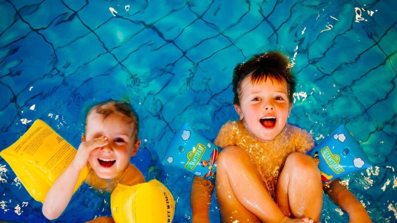 Die Flachgauer Kinder müssen derzeit für Schulschwimmkurse 40 bis 50 Kilometer in einer Richtung pendeln – meist ins benachbarte Oberösterreich. Die Flachgauer Kinder müssen derzeit für Schulschwimmkurse 40 bis 50 Kilometer in einer Richtung pendeln – meist ins benachbarte Oberösterreich.