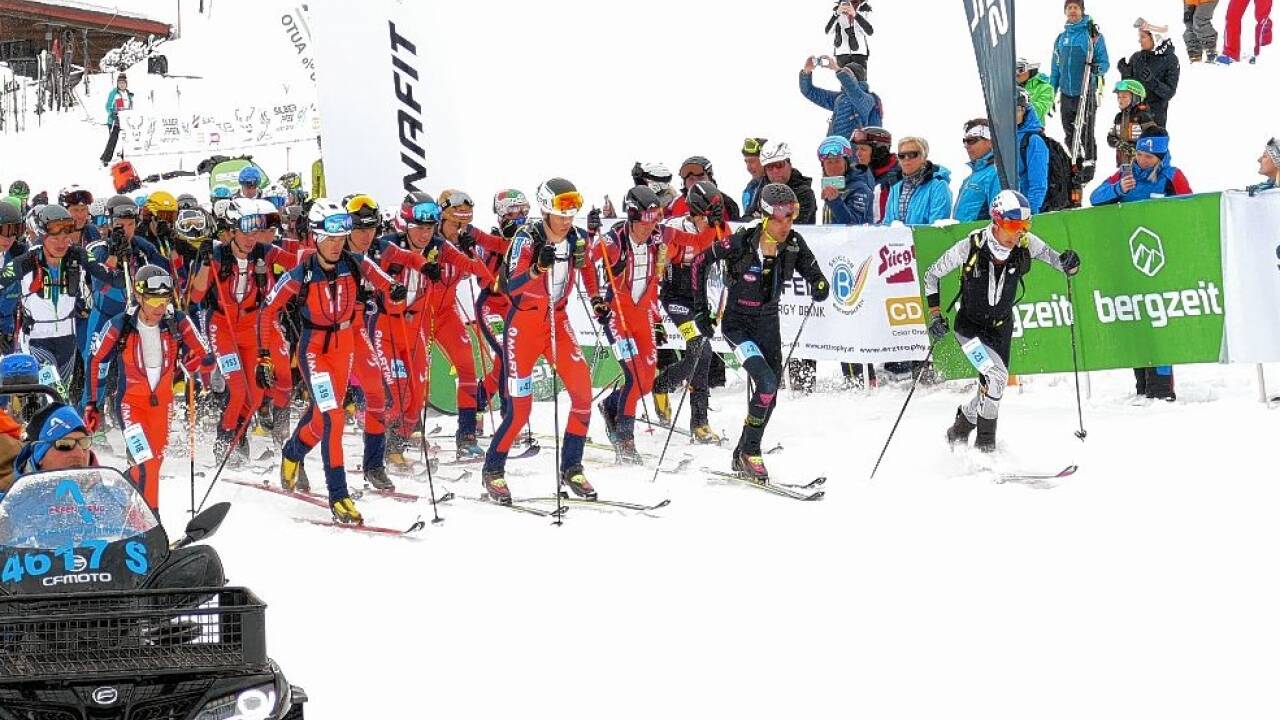 Einer gegen alle: Jakob Herrmann (schwarz) gegen die ÖSV-Armada am Start des Individual.  