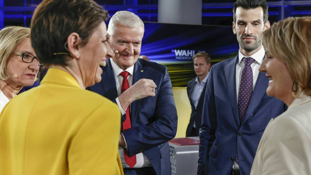 Die Kleinen blieben klein: Indra Collini, Neos, und Helga Krismer, Grüne (beide im Vordergrund) konnten sich nur über minimale Zugewinne freuen. Im Bildhintergrund sind LH Mikl-Leitner, SPÖ-Chef Schnabl und FPÖ-Chef Landhauer zu sehen. 