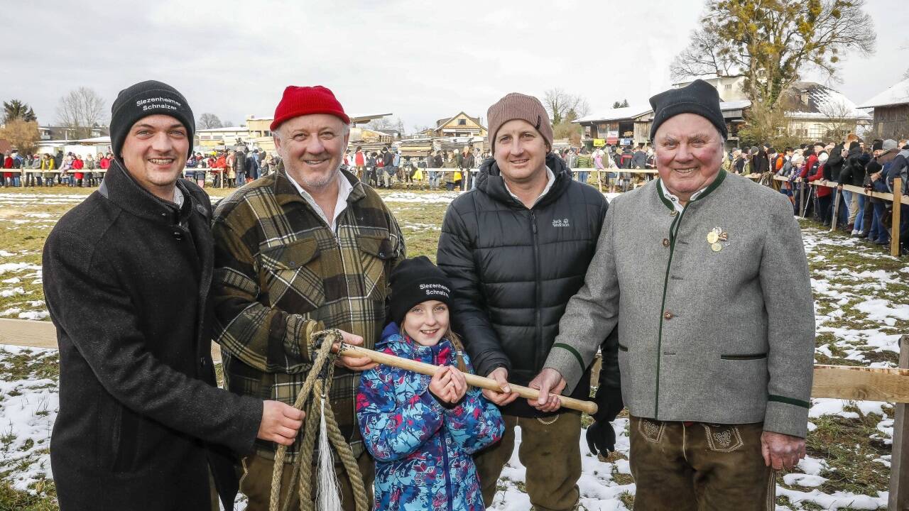 Eine Schnalzerfamilie: Bernhard Allerberger senior (rote Haube) mit seinen Söhnen Franz (li.) und Schnalzerobmann Bernhard und Enkelin Lena. Rechts Ehrenobmann Peter Weilner. 