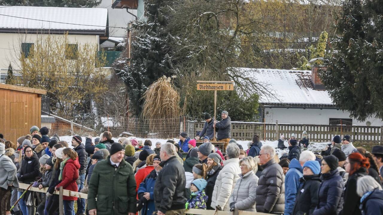 Hunderte Zuschauerinnen und Zuschauer verfolgten das Aperschnalzen.  