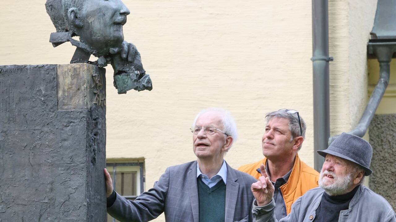 Aufstellung der renovierten Stefan-Zweig-Stehle auf dem Kapuzinerberg im Mai 2022. <br />Im Bild v.l. Hofrat Peter Mittermayr, Josef Zenzmaier mit Sohn Felix  