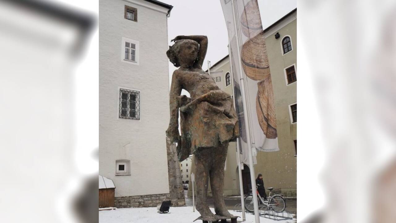 Mädchen beim Keltenmuseum in Hallein  
