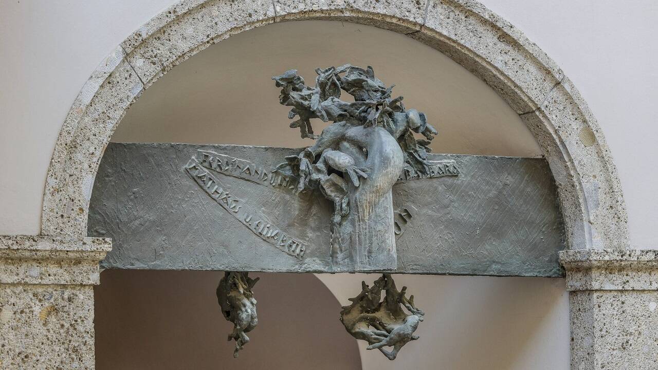 Hauszeichen auf dem Lebzelterhaus der Konditorenfamilie Braun in Hallein: Ein Lebensbaum von Josef Zenzmaier.  