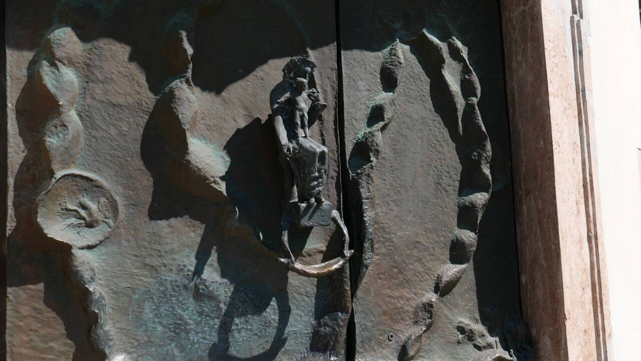 Portal der Wallfahrtskirche Maria Brunneck auf dem Pass Lueg bei Golling, gestaltet 1967 von Josef Zenzmaier 