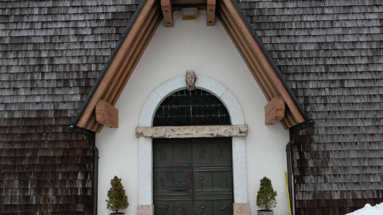 Das Portal der Pfarrkirche in Plainfeld, ein Gemeinschaftswerk von Anneliese und Josef Zenzmaier.  