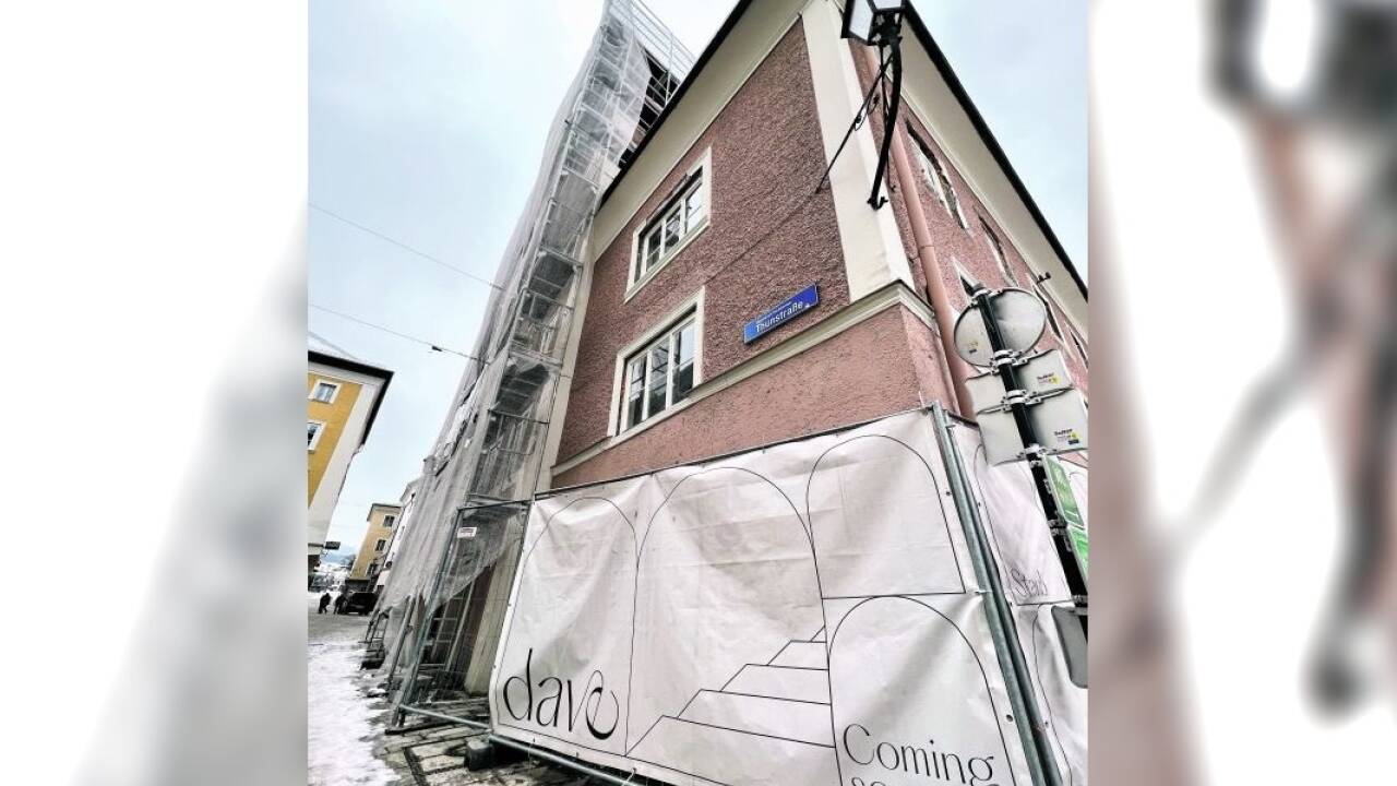 Nach zahlreichen Rückschlägen mussten die Bogners im Herbst 2023 ihr Projekt aufgeben, seitdem stehen die Bauarbeiten still.  