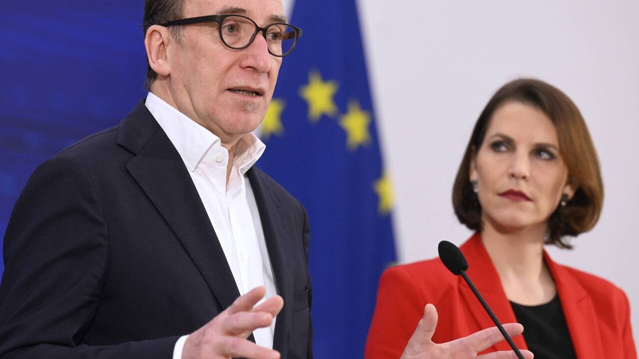 Gesundheitsminister Johannes Rauch (Grüne) und Europaministerin Karoline Edtstadler (ÖVP) während des Pressefoyers nach dem Ministerrat am Mittwoch. 
