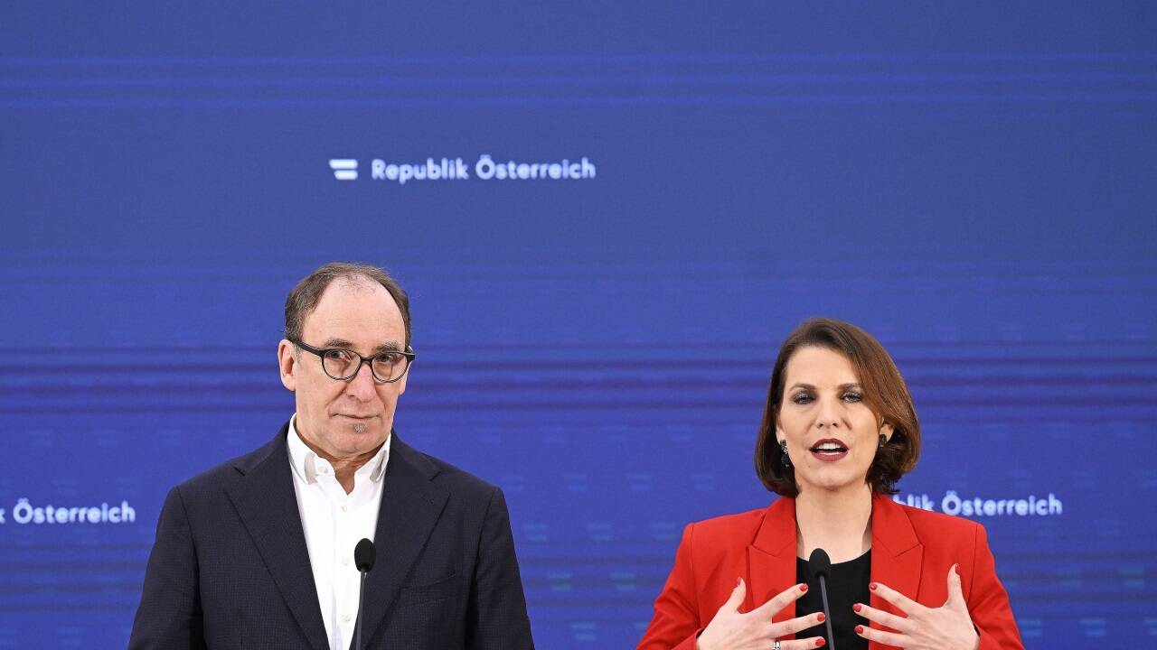 Gesundheitsminister Johannes Rauch (Grüne) und Europaministerin Karoline Edtstadler (ÖVP) während des Pressefoyers nach dem Ministerrat am Mittwoch. 
