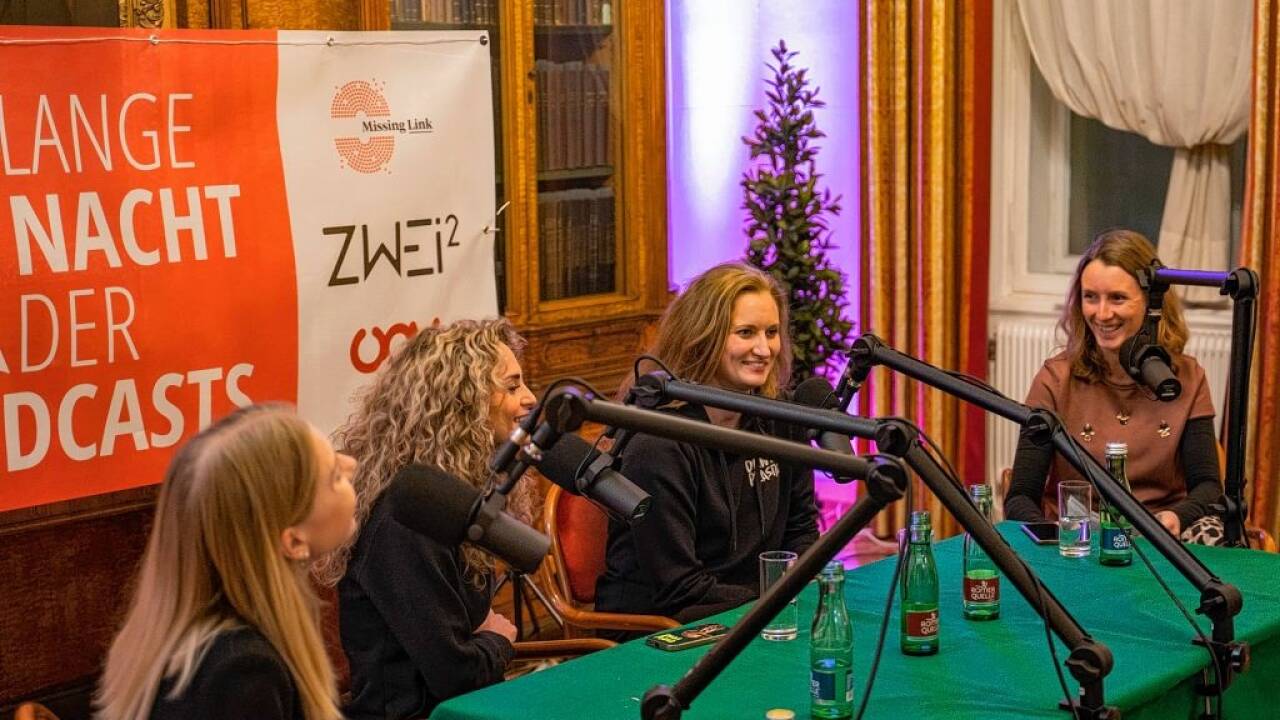 Der SN-Podcast „Die gefragte Frau“ war zu Gast bei der Langen Nacht der Podcasts in Wien. Im Bild v. l. n. r.: Stephanie Rausch (SN), Victoria Neuhofer und Stephanie Sinko von Damn Plastic und Katharina Maier (SN).  