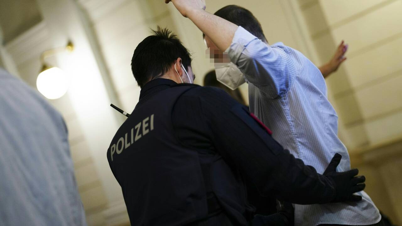 Strenge Sicherheitsvorkehrungen beim Prozess. Strenge Sicherheitsvorkehrungen beim Prozess.