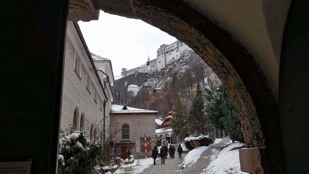 Blick auf den Petersfriedhof in Salzburg.  