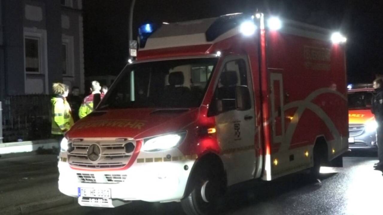 Rettungswagen stehen nahe der Unfallstelle 