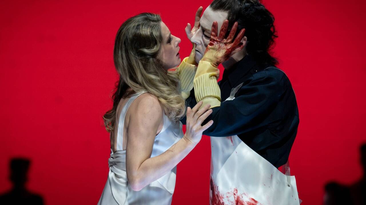 Blutrotes Drama: Malin Byström als Salome, Pablo Delgado als Henker. 