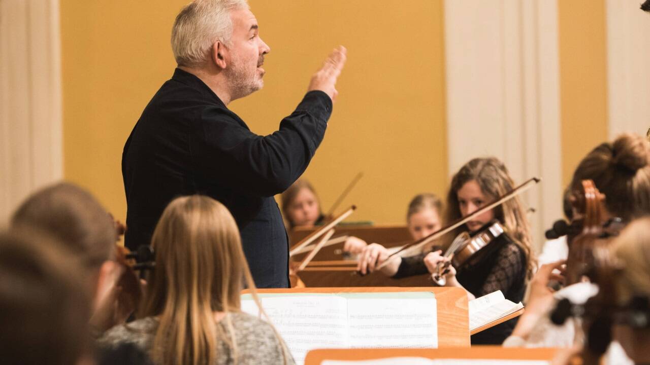 Das Mozart Kinderorchester mit Gründer Marc Minkowski. 
