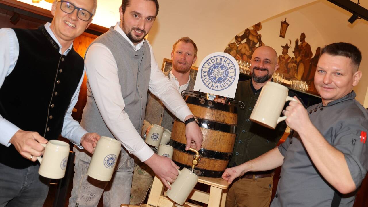 Wirt Ismet Iseni schlug das Fass gekonnt an – das Kaltenhausener Original ließen sich Günter Hinterholzer, Gebietsleiter Tobias Lindenthaler, Braumeister Martin Simion und Küchenchef Jan Musil schmecken. Wirt Ismet Iseni schlug das Fass gekonnt an – das Kaltenhausener Original ließen sich Günter Hinterholzer, Gebietsleiter Tobias Lindenthaler, Braumeister Martin Simion und Küchenchef Jan Musil schmecken.