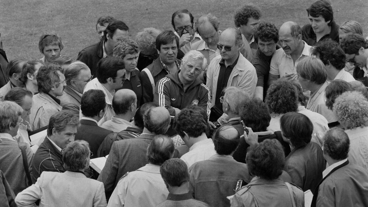 EM 1980: Pressekonferenz als Stehparty auf dem Rasen