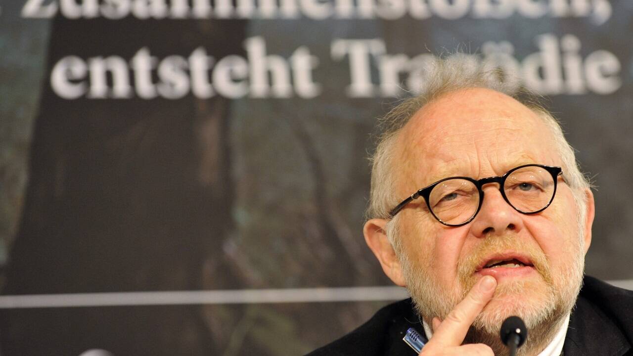 Jürgen Flimm in der Pressekonferenz im November 2009.  