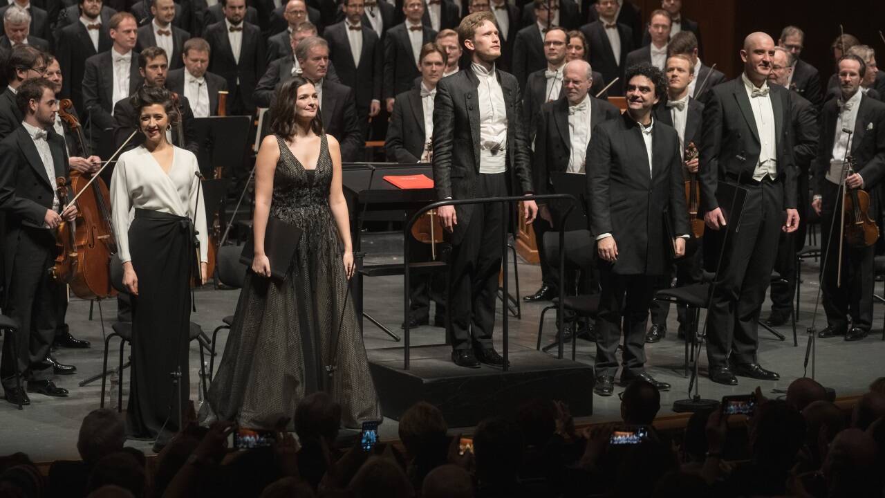 Dirigent Thomas Guggeis mit den Sängern Lisette Oropesa, Marianne Crebassa, Rolando Villazón und Tareq Namzi.  