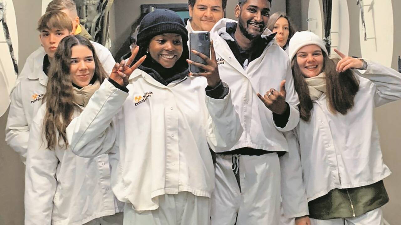 Lena Aschauer (rechts außen) mit ihren Studienkolleginnen und -kollegen aus fünf Ländern bei einem Besuch im Salzbergwerk Hallstatt. 