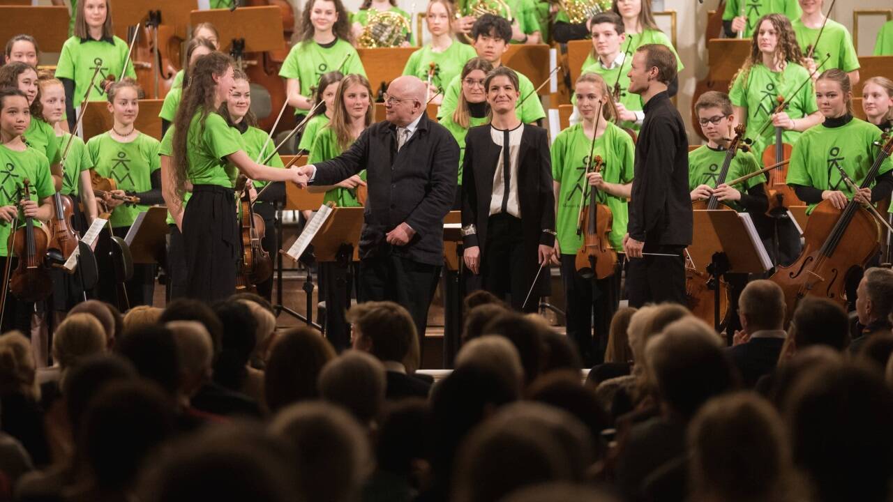 Mozart-Kinderorchester nach dem letzten Konzert.  