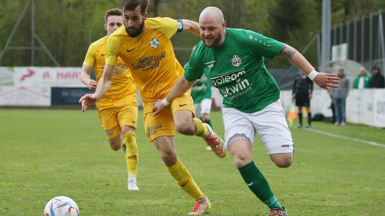 Stürmer David Reichinger (r.) verlässt den Regionalligisten Hallein. Der Torjäger kehrt zu seinem Jugendverein Elsbethen zurück.  