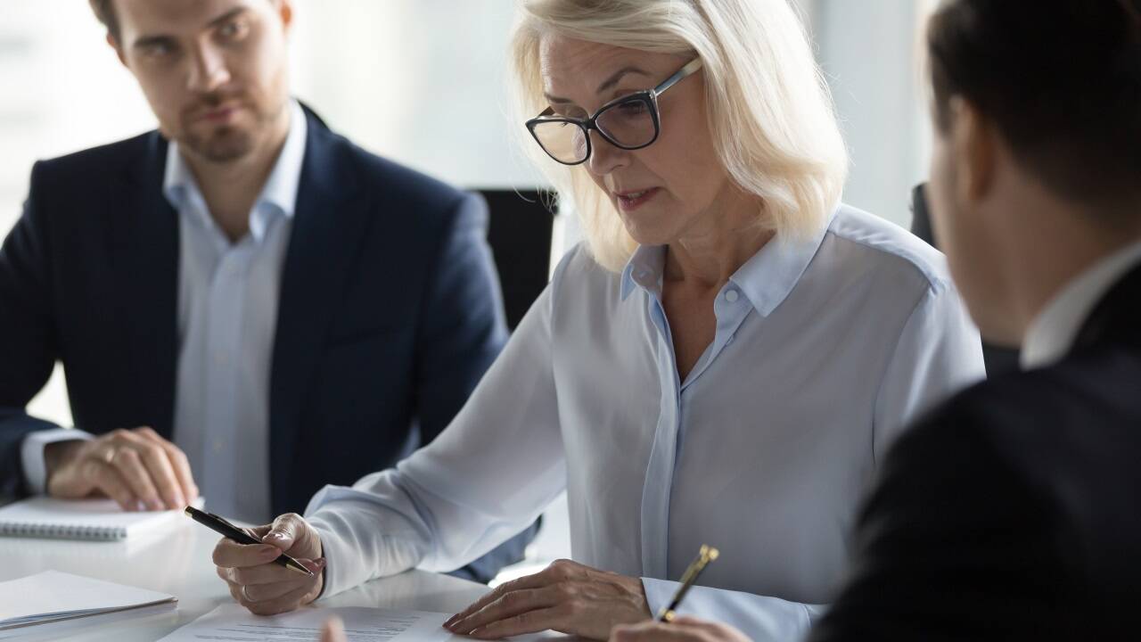 Trotz Leistungsprinzip gibt es bei CEO-Auswahlprozessen Benachteiligungen vor allem für Frauen und Menschen mit Migrationshintergrund . Trotz Leistungsprinzip gibt es bei CEO-Auswahlprozessen Benachteiligungen vor allem für Frauen und Menschen mit Migrationshintergrund .