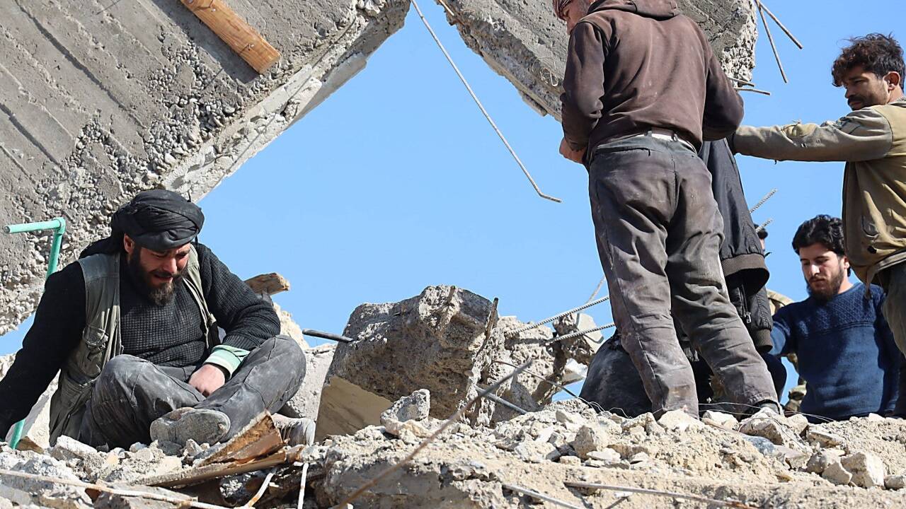 Die Lage in Syrien nach dem Erdbeben ist katastrophal. Am frühen Montagmorgen hatte ein Erdbeben den Südosten der Türkei und Regionen in Syrien erschüttert. Mittags folgte in derselben Region ein weiteres Beben der Stärke 7,5. Es gab zudem Hunderte Nachbeben. 