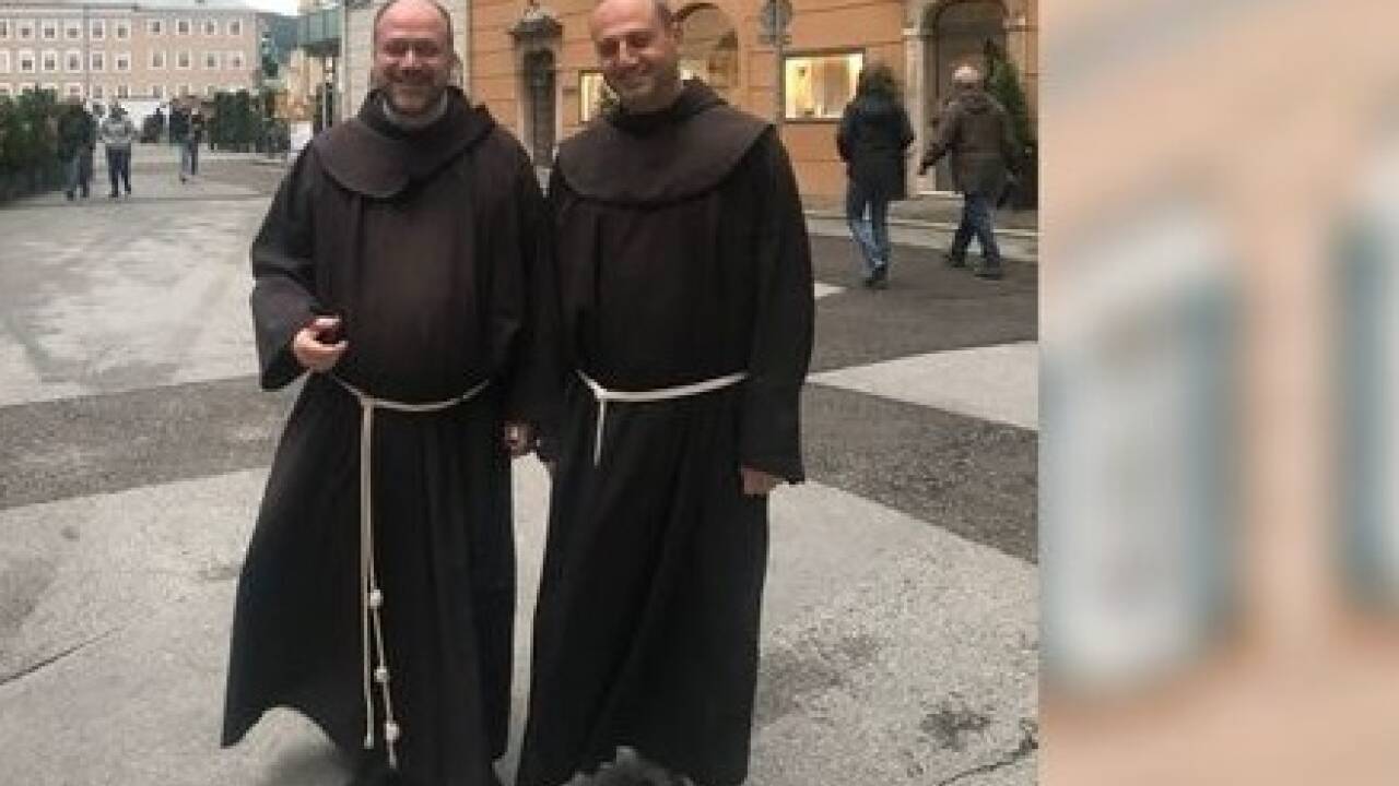Pater Bahjat (rechts) mit Pater Ibrahim bei einem Besuch in Salzburg im Sommer 2022.  