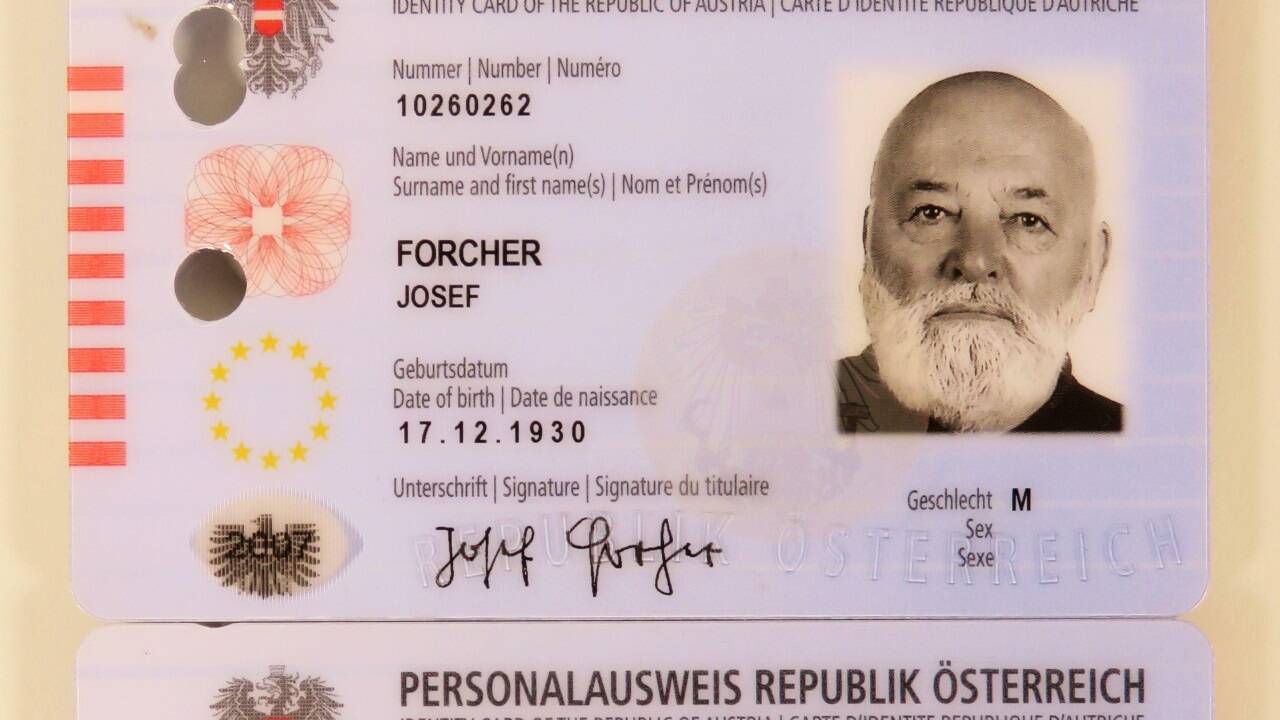 Die Personalausweise von Sepp und Helene Forcher (17 Gebote) gingen um knapp 410 Euro an einen neuen Besitzer oder eine neue Besitzerin.  Die Personalausweise von Sepp und Helene Forcher (17 Gebote) gingen um knapp 410 Euro an einen neuen Besitzer oder eine neue Besitzerin.