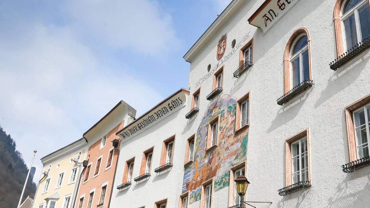 Das Halleiner Rathaus auf dem Schöndorferplatz. 