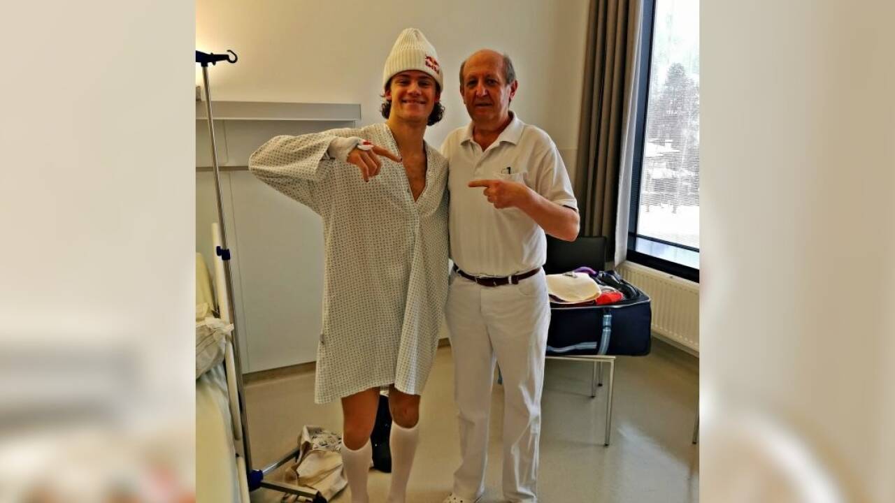 Gut drauf: Lucas Braathen, der neue norwegische Superstar, mit Doktor Josip Petrovcic. Der Tauernklinikum-Chirurg hat den Skirennläufer operiert. 