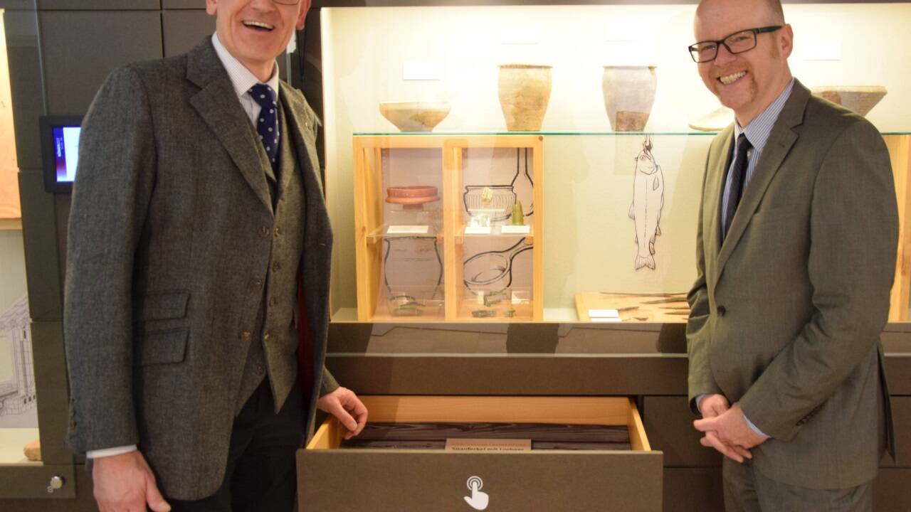 Landesarchäologe Raimund Kastler freut sich ob der gehobenen Schätze aus römischer Zeit. 