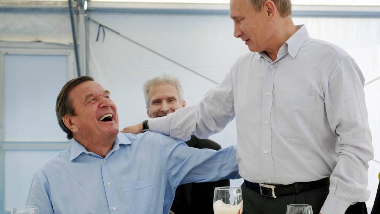 Hätte sich die Männerfreundschaft zwischen Wladimir Putin und Deutschlands Ex-Kanzler Gerhard Schröder auch auf Russland und die Nato ausdehnen lassen? Experten bezweifeln das. Hätte sich die Männerfreundschaft zwischen Wladimir Putin und Deutschlands Ex-Kanzler Gerhard Schröder auch auf Russland und die Nato ausdehnen lassen? Experten bezweifeln das.