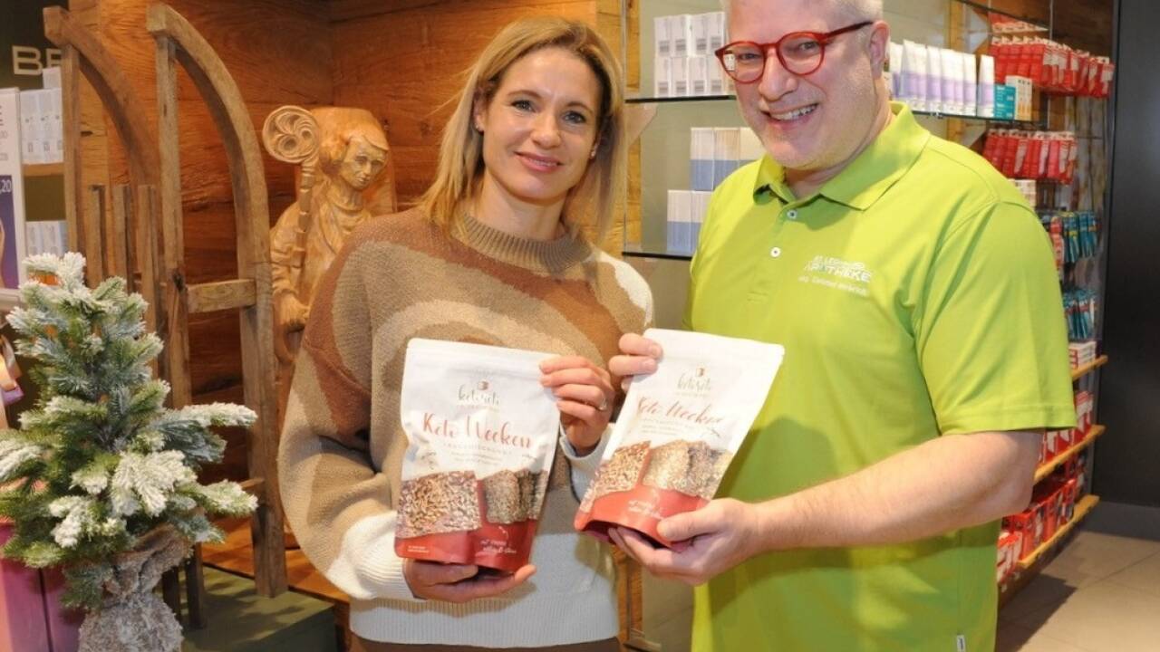 Ketoreto-Gründerin Sarah Gahr und Apotheker Christian Herbrich: In seiner St. Leonhards Apotheke in Tamsweg sind die ketogenen Backmischungen seit Kurzem erhältlich. Ketoreto-Gründerin Sarah Gahr und Apotheker Christian Herbrich: In seiner St. Leonhards Apotheke in Tamsweg sind die ketogenen Backmischungen seit Kurzem erhältlich.